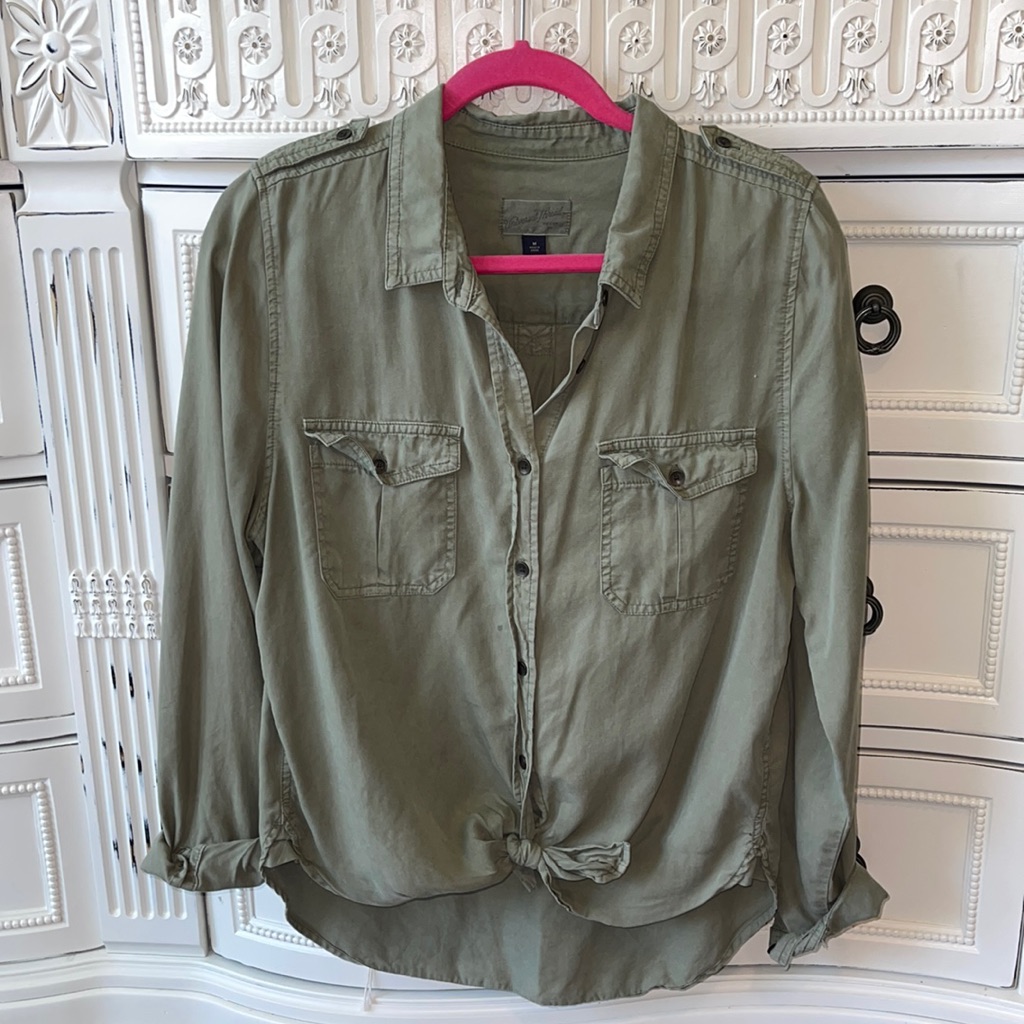 Universal Thread Army Green Button Down!